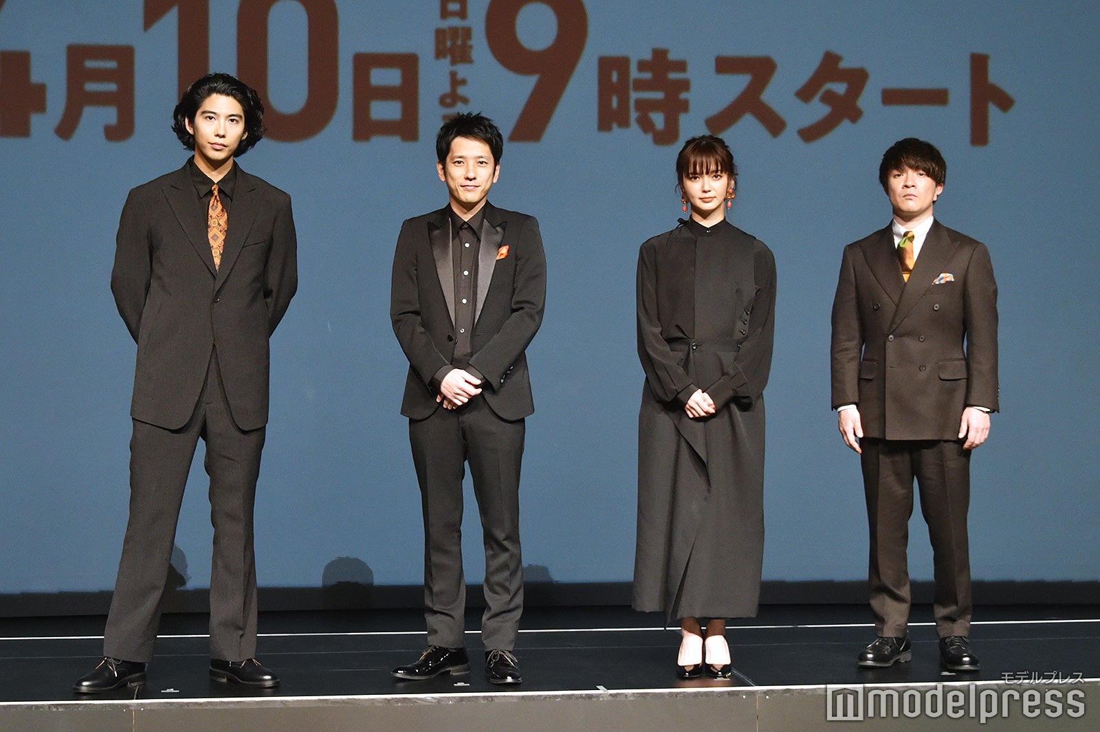 賀来賢人、二宮和也、多部未華子、濱田岳（C）モデルプレス