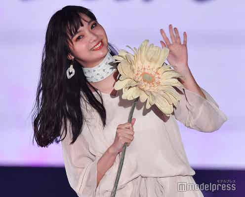 新川優愛、透明感際立つオールホワイトスタイルで魅了<GirlsAward 2019 SPRING/SUMMER>
