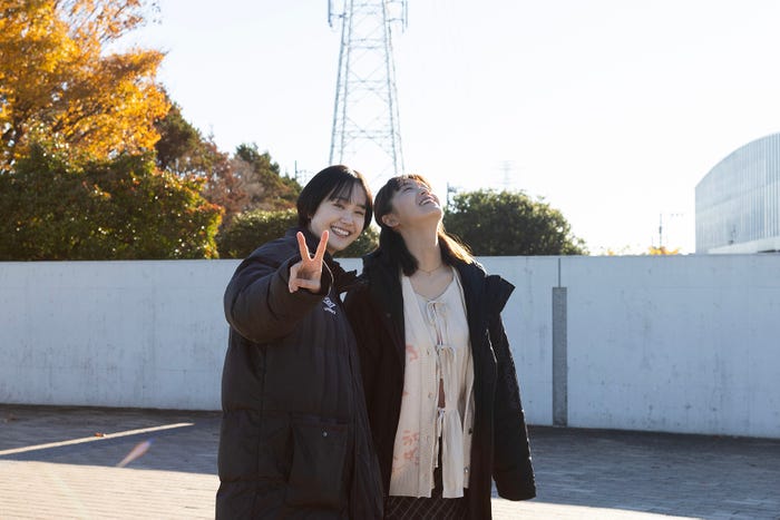 尾碕真花、工藤美桜「コールミー・バイ・ノーネーム」オフショット(提供写真)