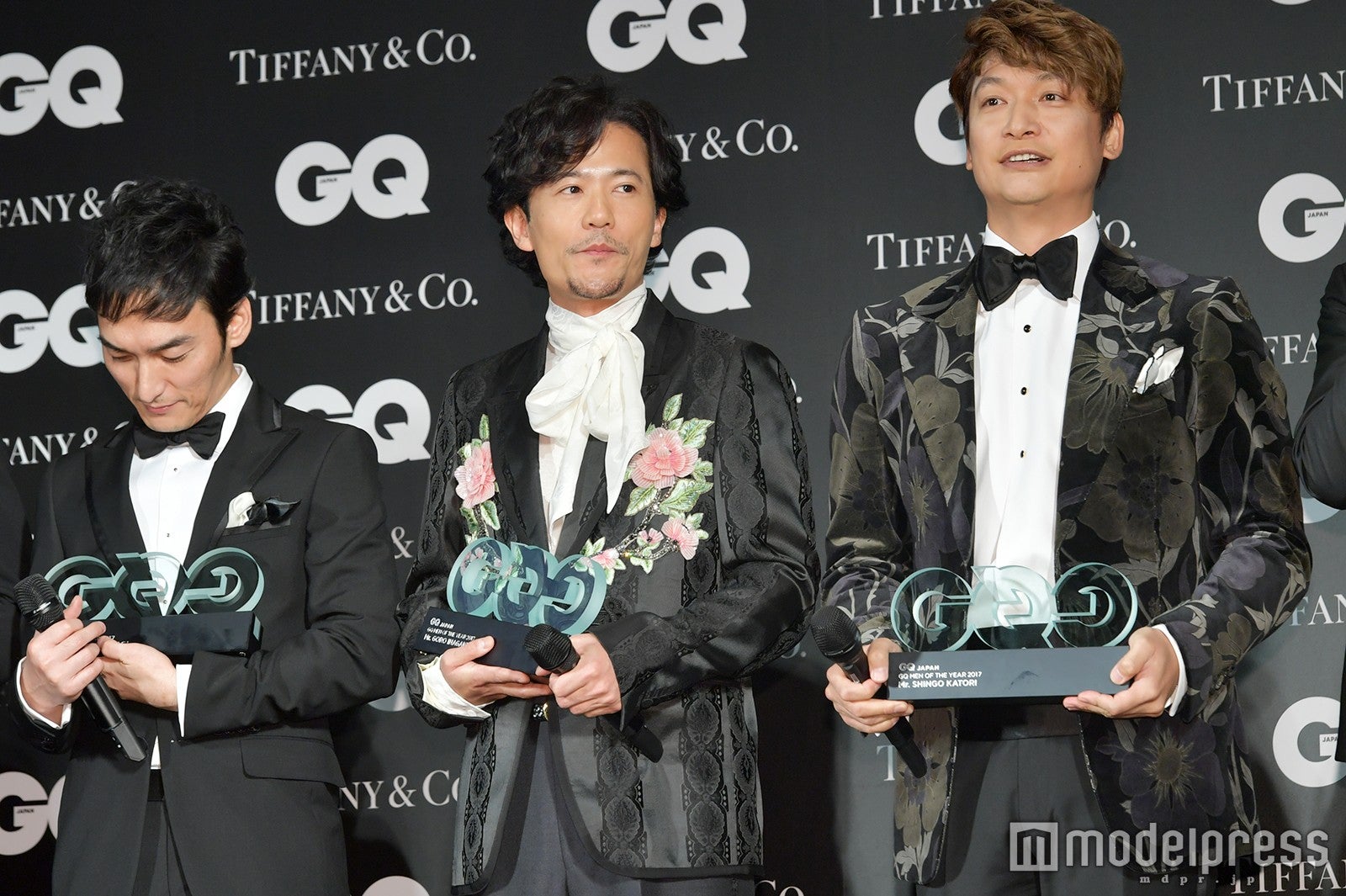 草なぎ剛、トロフィーを抱きかかえる （C）モデルプレス