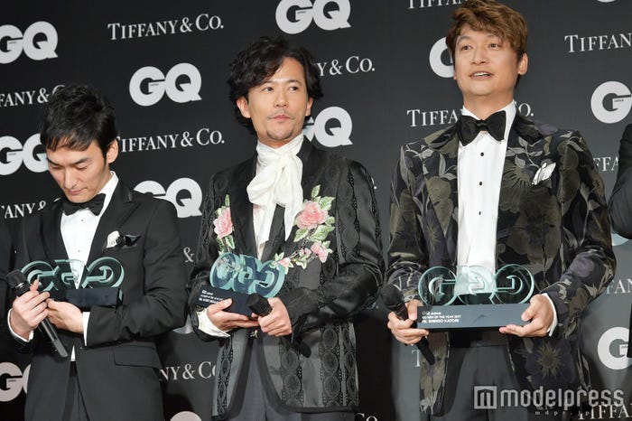 草なぎ剛、トロフィーを抱きかかえる (C)モデルプレス