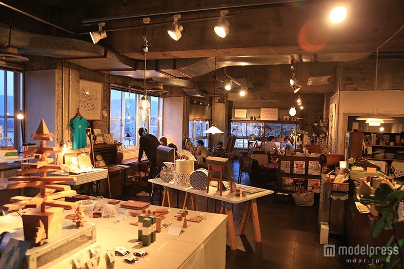 「デザインラボラトリー蒼」はカフェに雑貨スペースも併設