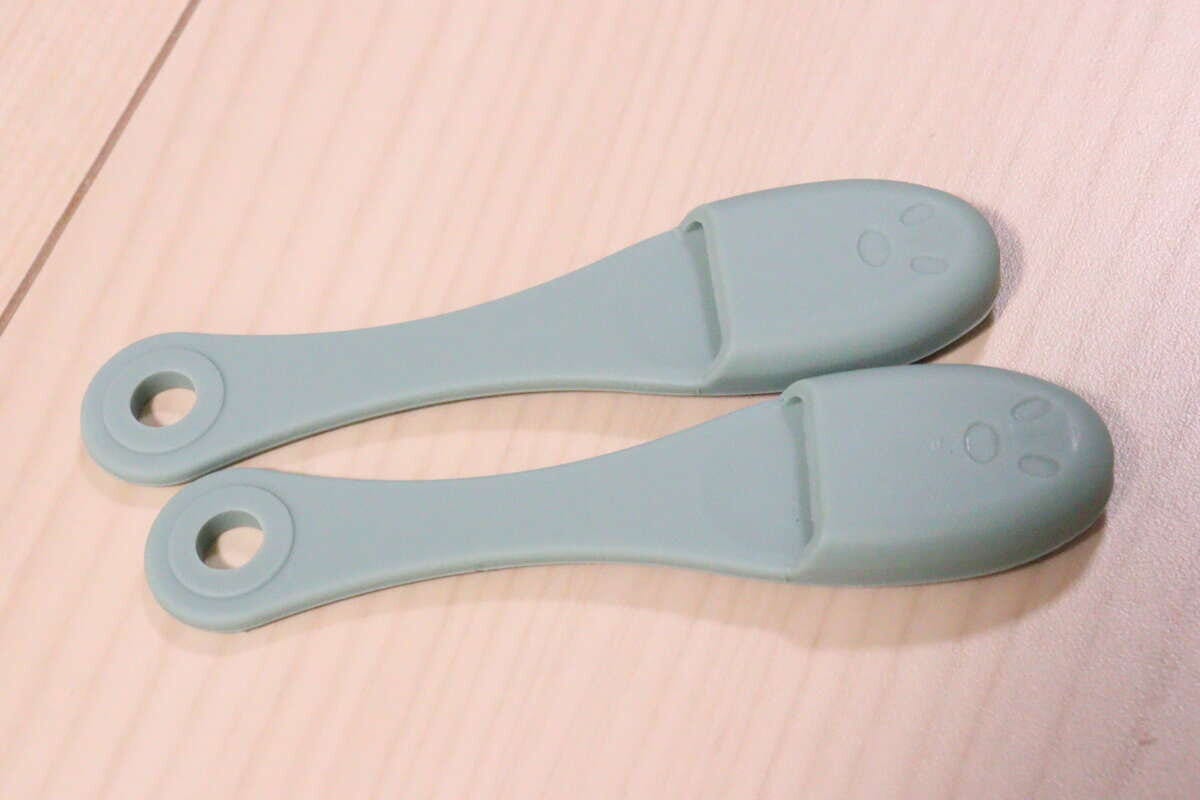 薄い緑色のやわらかいペット用ブラシが2つ並べられている 薄い緑色のやわらかいペット用ブラシが2つ並べられている
