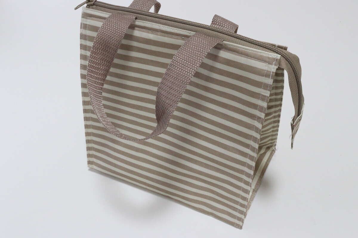 ダイソー　アルミランチバッグ（三角タイプ、ボーダー柄）