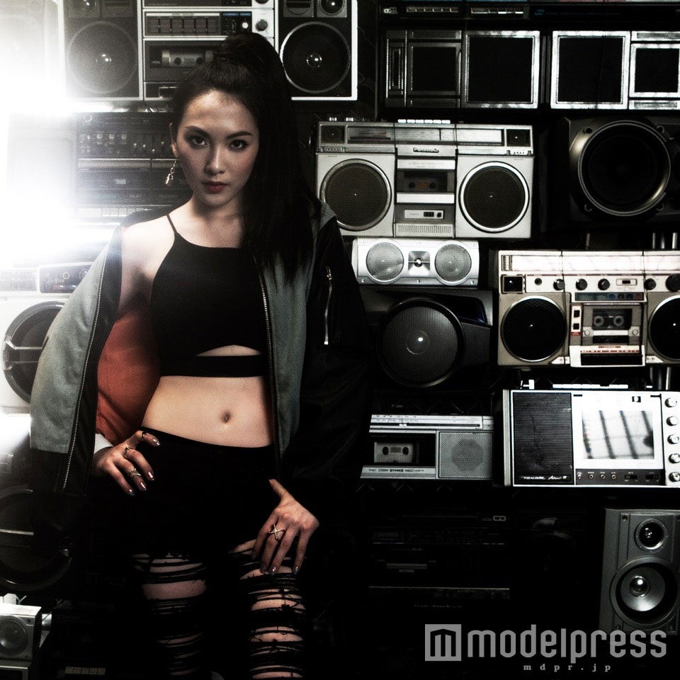 “JY”＝知英、美くびれあらわなSEXYスタイル披露　妖艶な眼差しにドキッ