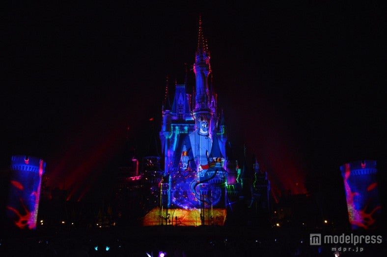 TDL初のプロジェクションマッピング「ワンス・アポン・ア・タイム」／アラジン