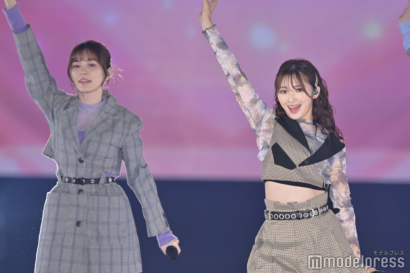 Girls2原田都愛＆小川桜花、美脚に釘付け お揃い三つ編みヘアで