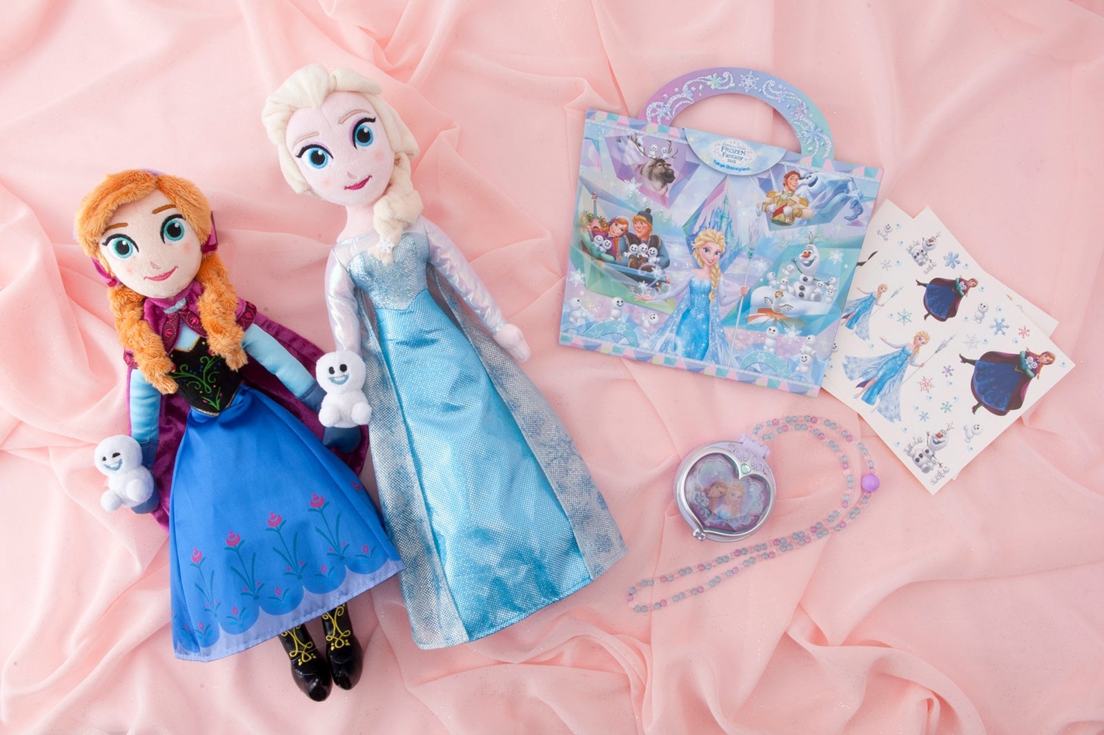 ぬいぐるみ／ノート＆シールセット／ラティングペンダント1,800円 （C）Disney