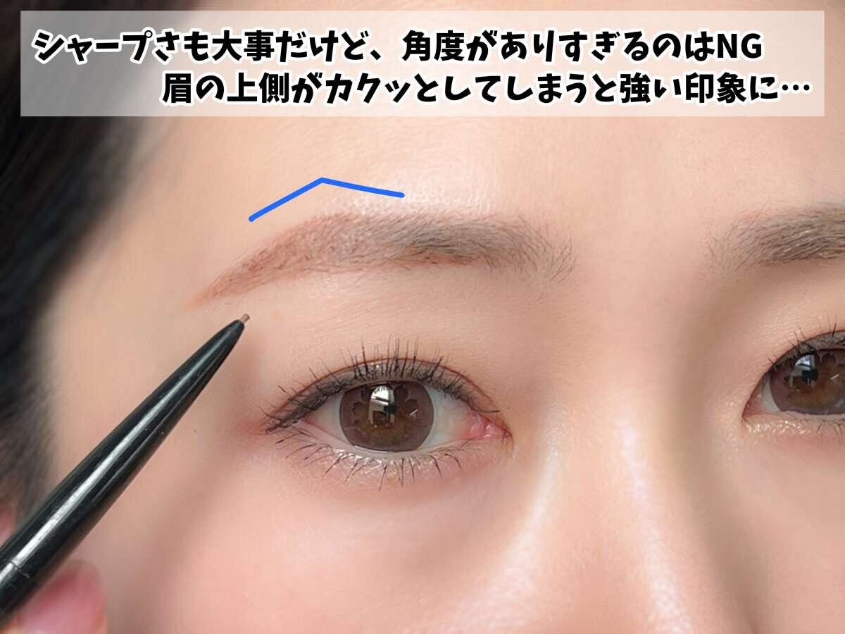 眉ペンシルで眉を描き、眉山に角度がありすぎる状態を青い線で示している女性の顔のアップ