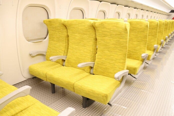 鮮やかな黄色い座席