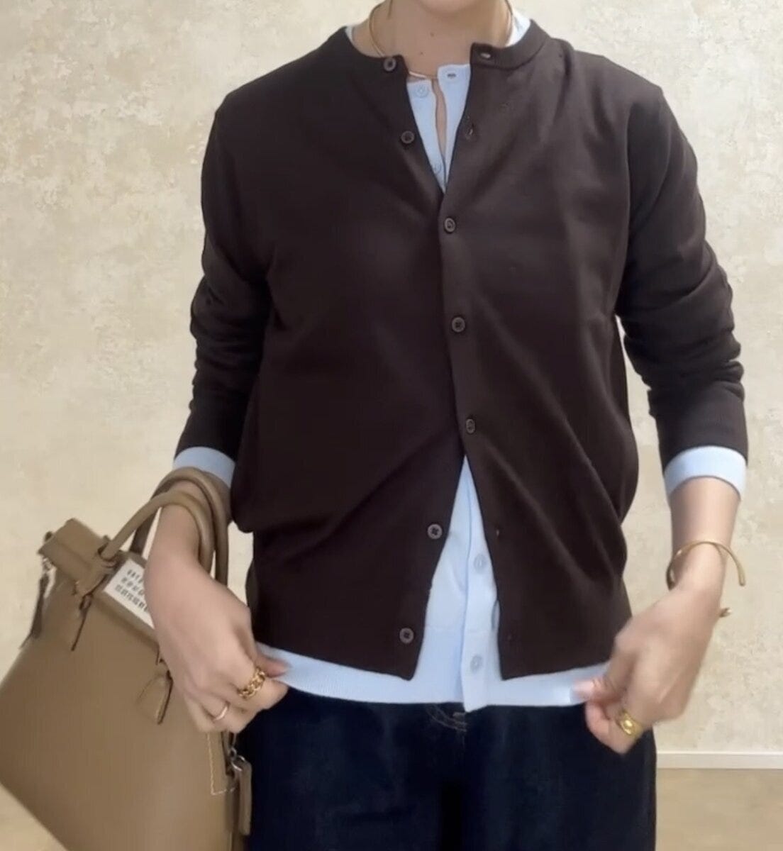 ユニクロUVカットクルーネックカーディガン　レイヤードのポイント