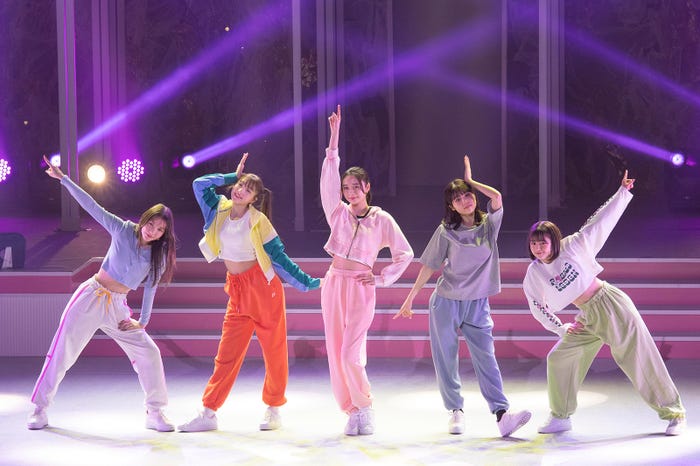 第1部舞台写真(左から)雑賀サクラ、市ノ瀬アオ、田鍋梨々花、秋田汐梨、瀬戸琴楓(C)Seventeen/集英社、撮影/田﨑嗣朗
