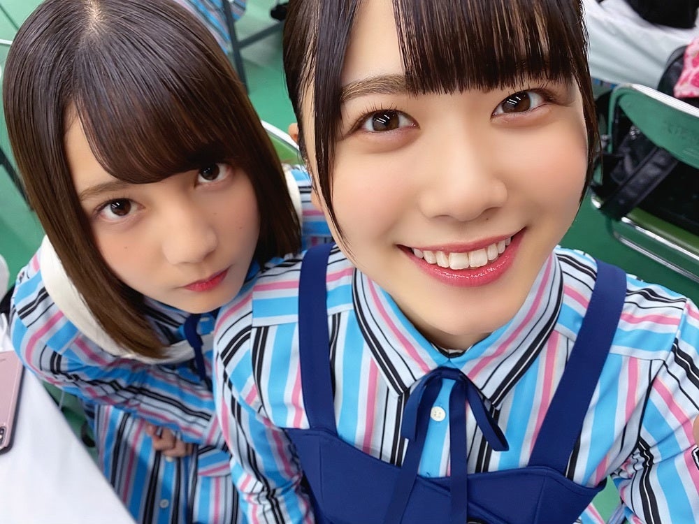 日向坂46の小坂菜緒、丹生明里に甘える “胸キュン上目遣い”ショット