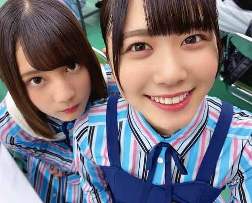 日向坂46の小坂菜緒、丹生明里に甘える “胸キュン上目遣い”ショット公開<日向撮VOL.01先行カット>