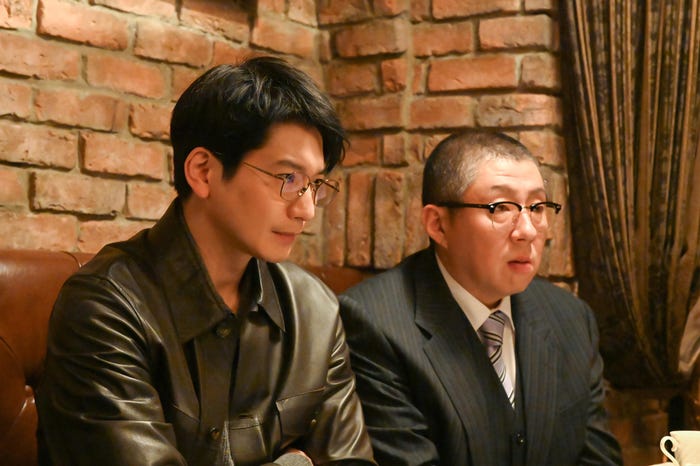 向井理、荒川良々「ダブルチート 偽りの警官 Season1」第2話より(C)テレビ東京 WOWOW