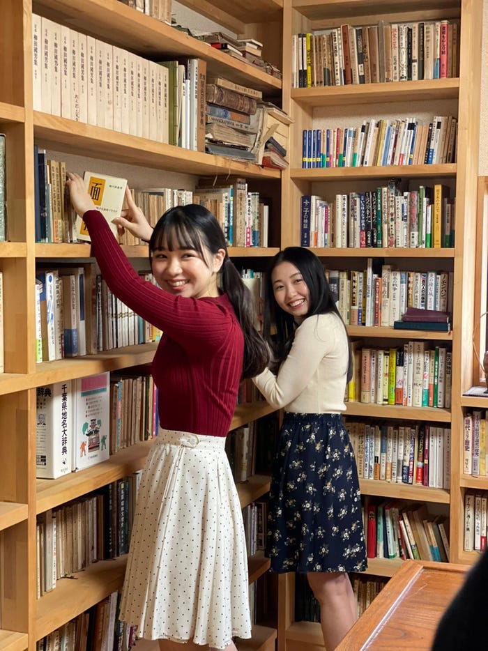 舞子、池本しおり/「週刊プレイボーイ」プラチナムプロダクション20周年記念号オフショット(提供写真)