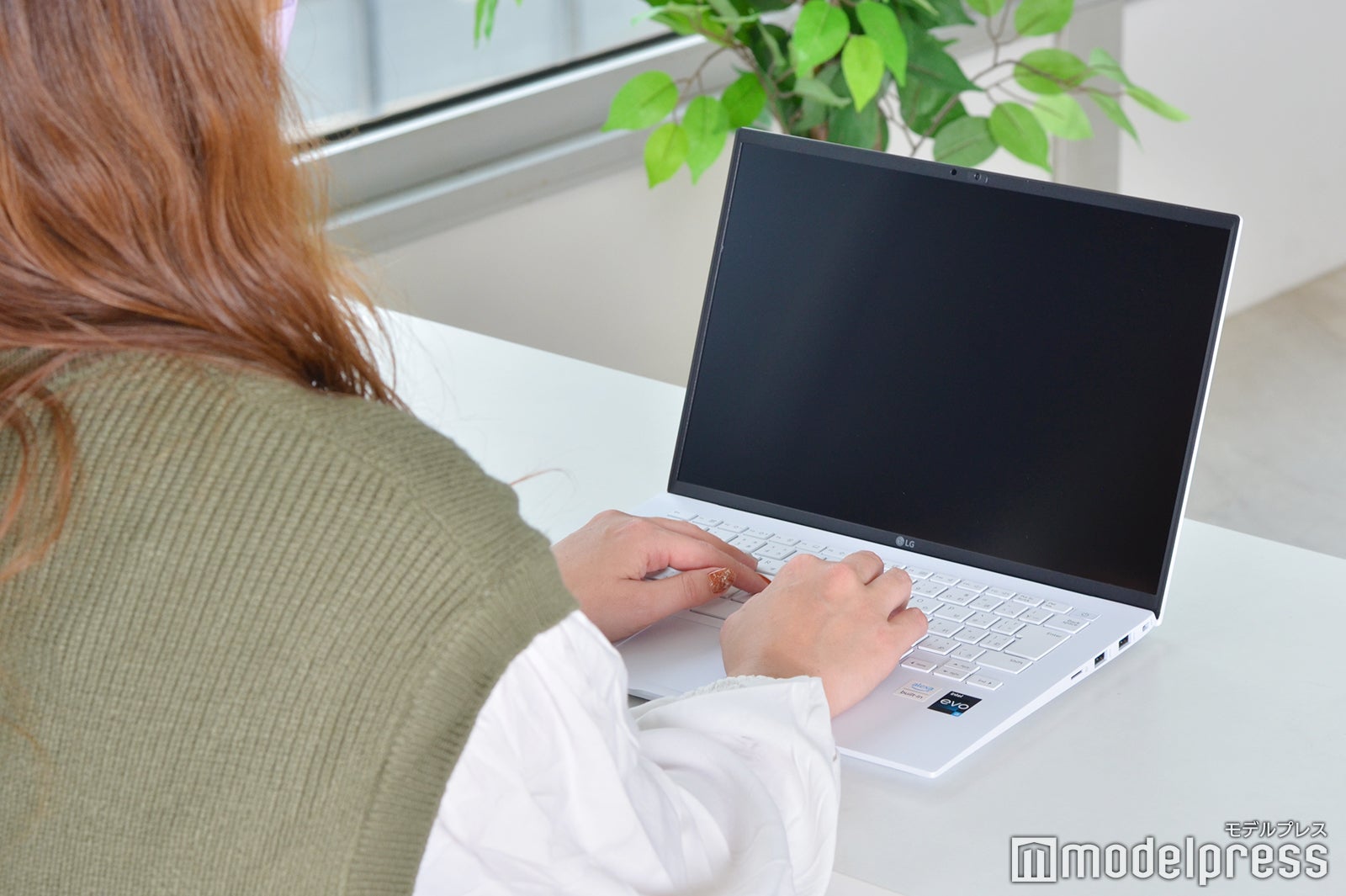 充電なしでほぼ1日使用できるバッテリー搭載（C）モデルプレス