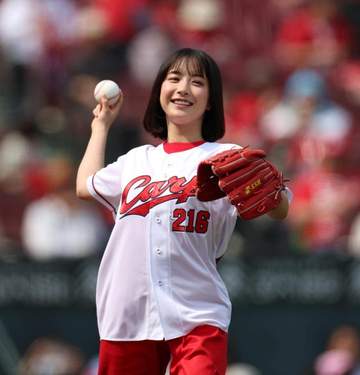 「ぶち可愛かった」18歳女優が地元広島で始球式 CM、ドラマで人気上昇中 跳びはねて喜ぶ姿に反響「ときめいた人多そう」