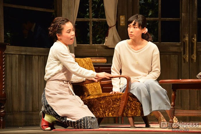 麻生久美子(写真右)/舞台「結びの庭」公開舞台稽古の様子(撮影:柴田和彦)