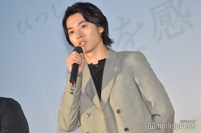 「史上初!」を猛アピールする山崎賢人(C)モデルプレス