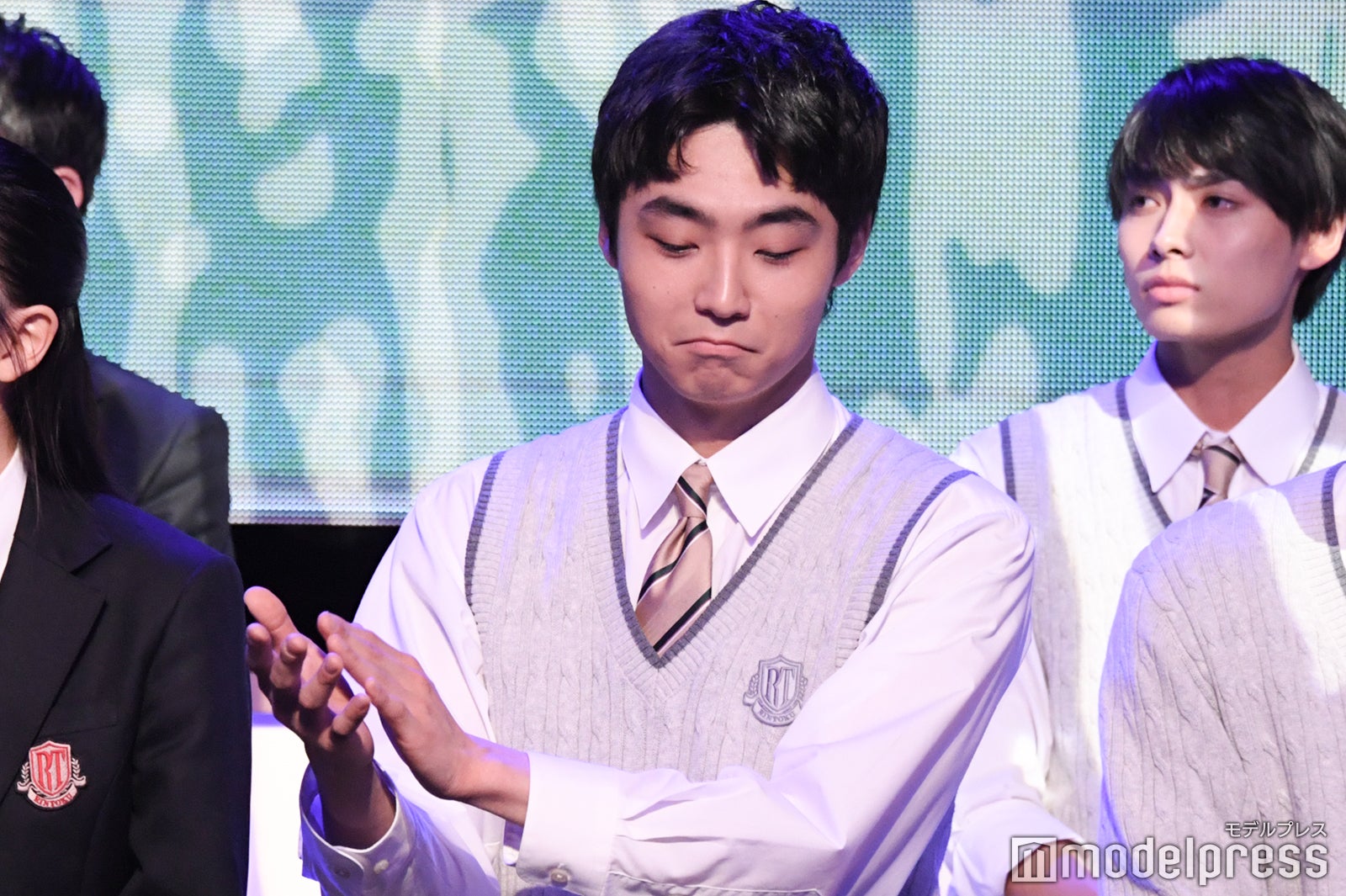 歌唱パフォーマンスに拍手を贈る八村倫太郎（C）モデルプレス