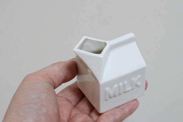 ミルクピッチャー牛乳パック型　サイズ感