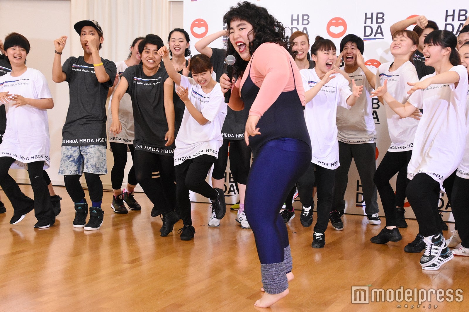 ゆりやんレトリィバァ、レオタード姿で独特の舞「股関節痛めてる」