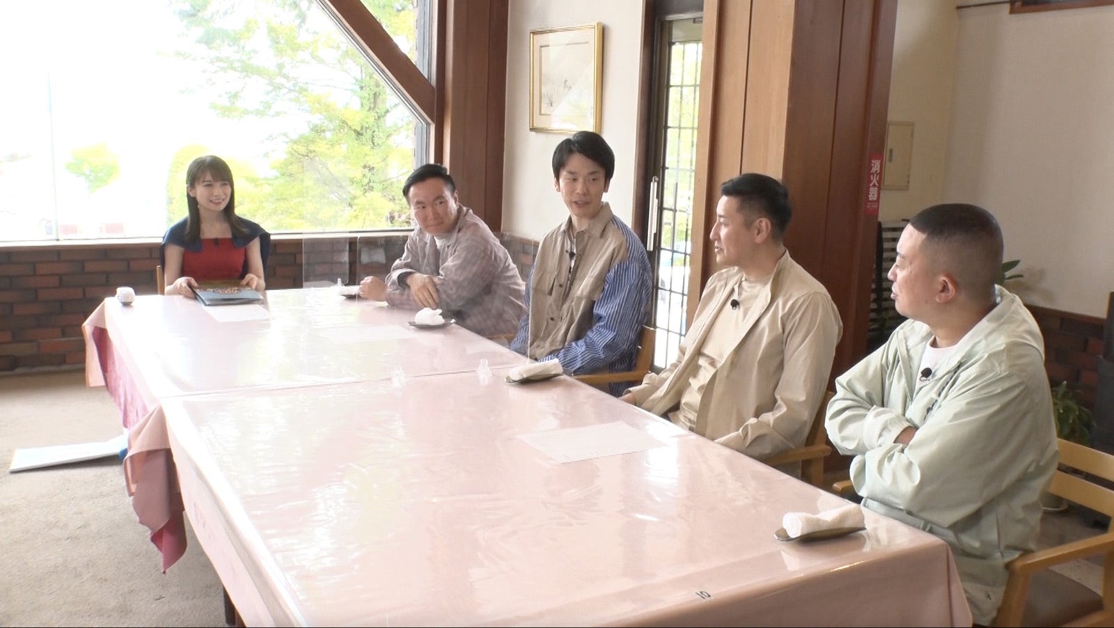 （左から）秋元真夏、かまいたち（山内健司、濱家隆一）、チョコレートプラネット（長田庄平、松尾駿）（C）フジテレビ