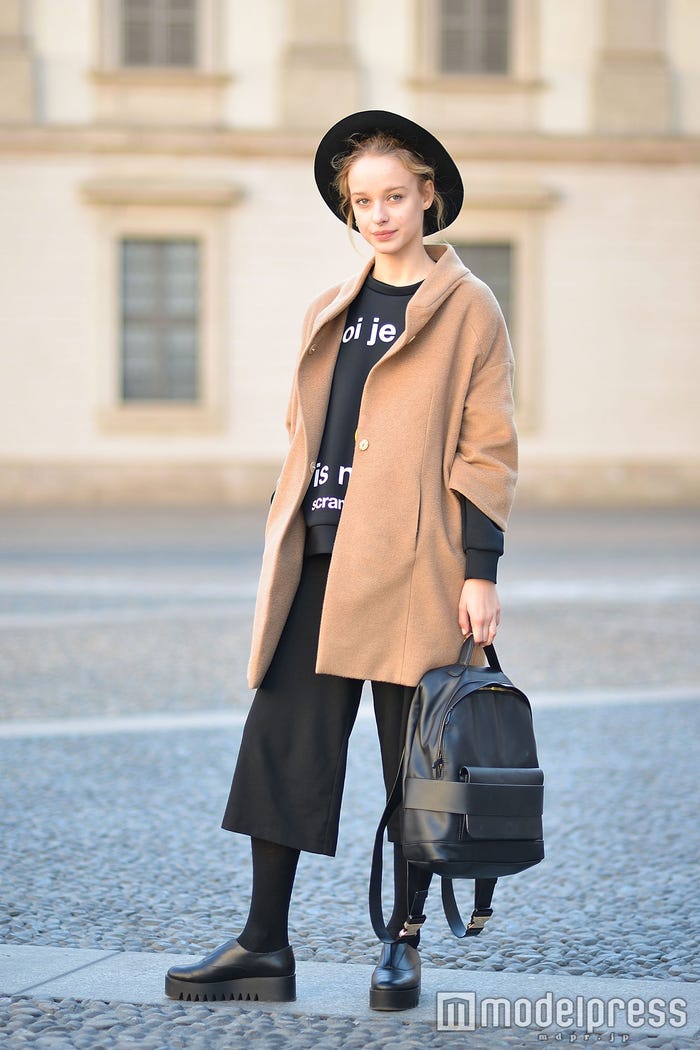 トップスから足元まで黒でつなげて/photo:Getty Images