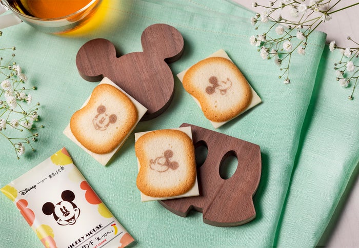 ミッキーマウス／ショコラサンド「見ぃつけたっ」12枚入 1,080円、24枚入2,160円（C）Disney