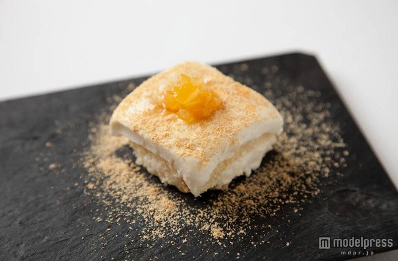 「黄柚子のティラティス」アラカルト（ディナーのみ）850円、ランチコース＋500円、ディナーコースの一品※税・サ別／提供店舗：イルギオットーネ