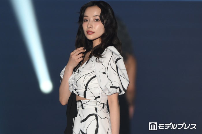 村瀬紗英、ウエストチラ見せ モノトーンワンピで上品に【TGC熊本2024】