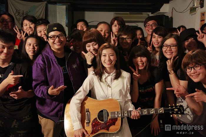 元レギュラーメンバーでシンガー・ソングライターの“りなてぃ”こと住岡梨奈(中央)が海外で初ライブ