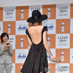 大胆に背中を露出させたドレスで歩く米倉涼子（C）モデルプレス