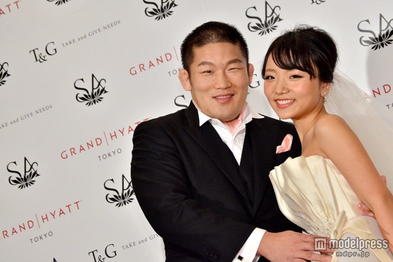 結婚会見を開いた石井慧選手と林明日香