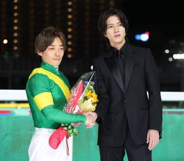 山下智久 船橋競馬場が“山Pフィーバー” 川田将雅騎手との握手に大歓声
