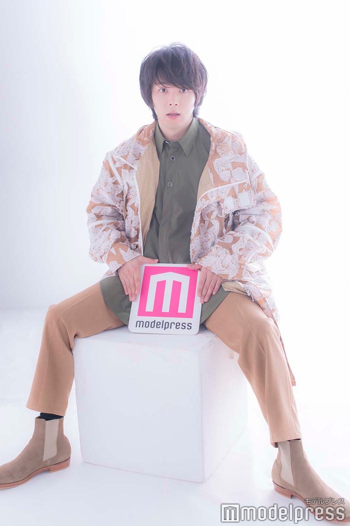 ロゴの持ち方がお茶目な中村倫也(C)モデルプレス