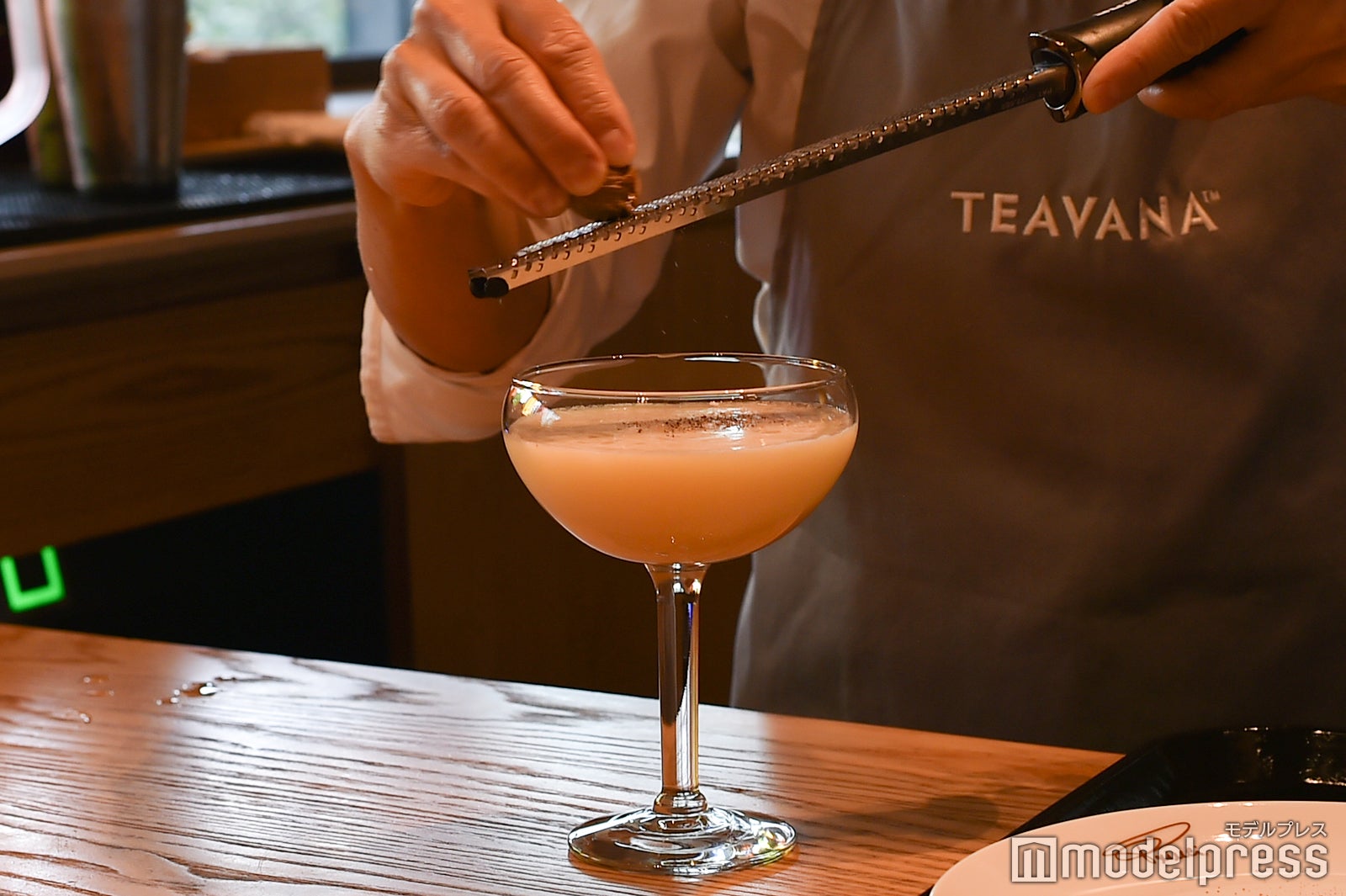 ホワイト チャイ コラーダを作る様子（C）モデルプレス