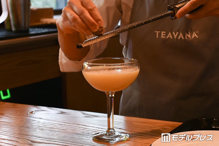 ホワイト チャイ コラーダを作る様子（C）ビューティーガール