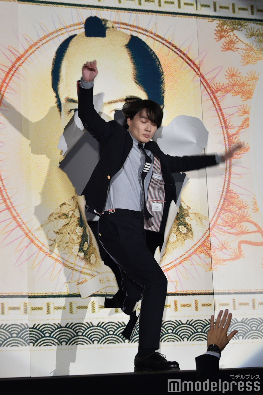 お札のパネルを破って登場した神木隆之介（C）モデルプレス