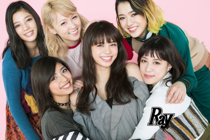 (左から時計回りに)石井杏奈、Ami、佐藤晴美、武部柚那、中島美央、SAYAKA/「Ray」2017年3月号より(画像提供:主婦の友社)