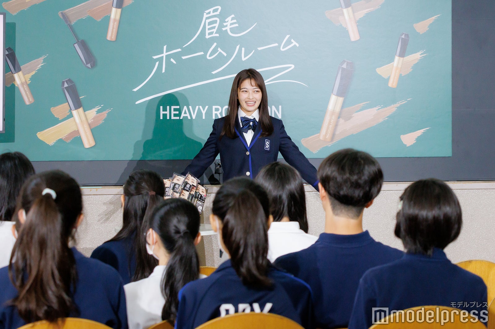 高校生へ授業をする井上咲楽（C）モデルプレス