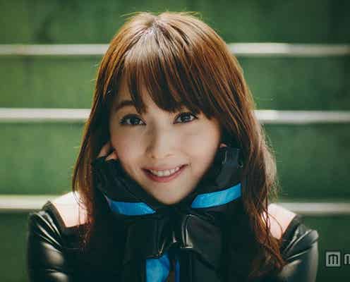 佐々木希、戦隊コスプレで新技「くちびるレインボー」「うなじスパーク」披露