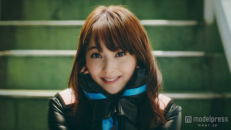 佐々木希 戦隊コスプレで新技 くちびるレインボー うなじスパーク 披露 モデルプレス 佐々木希 戦隊コスプレで新技 くちびるレインボー うなじスパーク 披露 モデルプレス