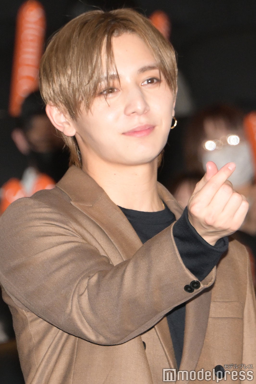 様々な“ハートポーズ”を求められ指ハートも繰り出した山田涼介（C）モデルプレス