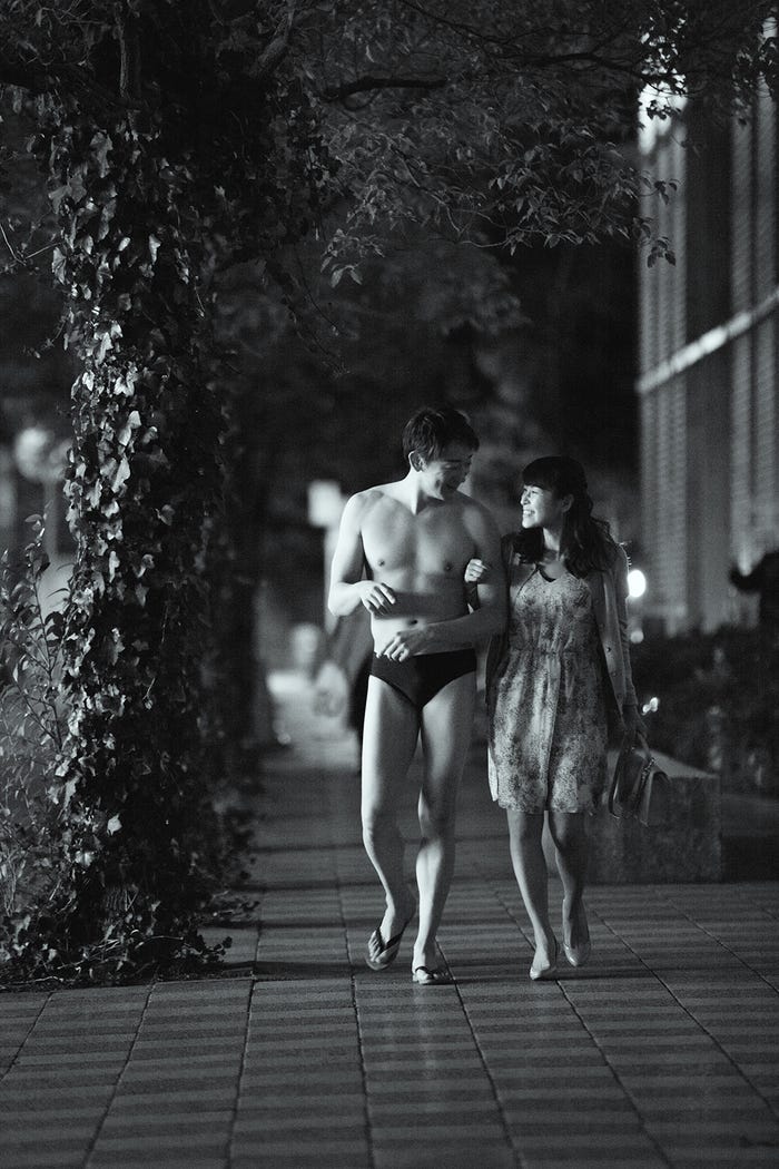 山本耕史、海パン一枚で夜道を歩く(提供画像)