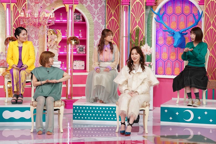 (左から)平野ノラ、IMALU、湯上響花、ファーストサマーウイカ、でか美ちゃん(C)日本テレビ