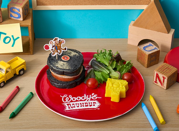 ＜トイ・ストーリー2＞レコード風サンドウィッチプレート税込2,090円（C）Disney/Pixar （C）Just Play,LLC Mr.Potato Head &amp; Mrs. Potato Head are trademarks of Hasbro used with permission.  （C）Hasbro. All Rights Reserved.