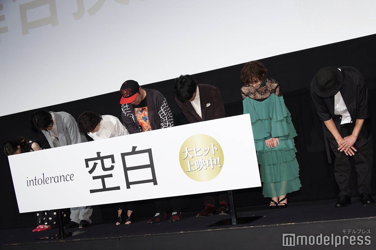 （左から）伊東蒼、藤原季節、寺島しのぶ、古田新太、松坂桃李、田畑智子、????田恵輔監督