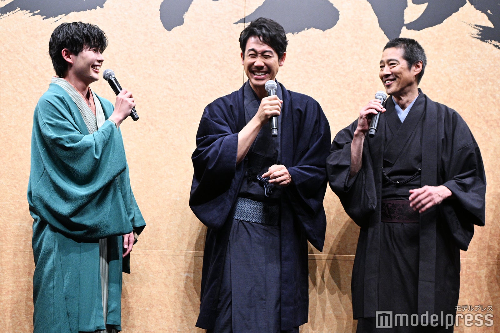 楽しそうな長尾謙杜、大泉洋、堤真一（C）モデルプレス